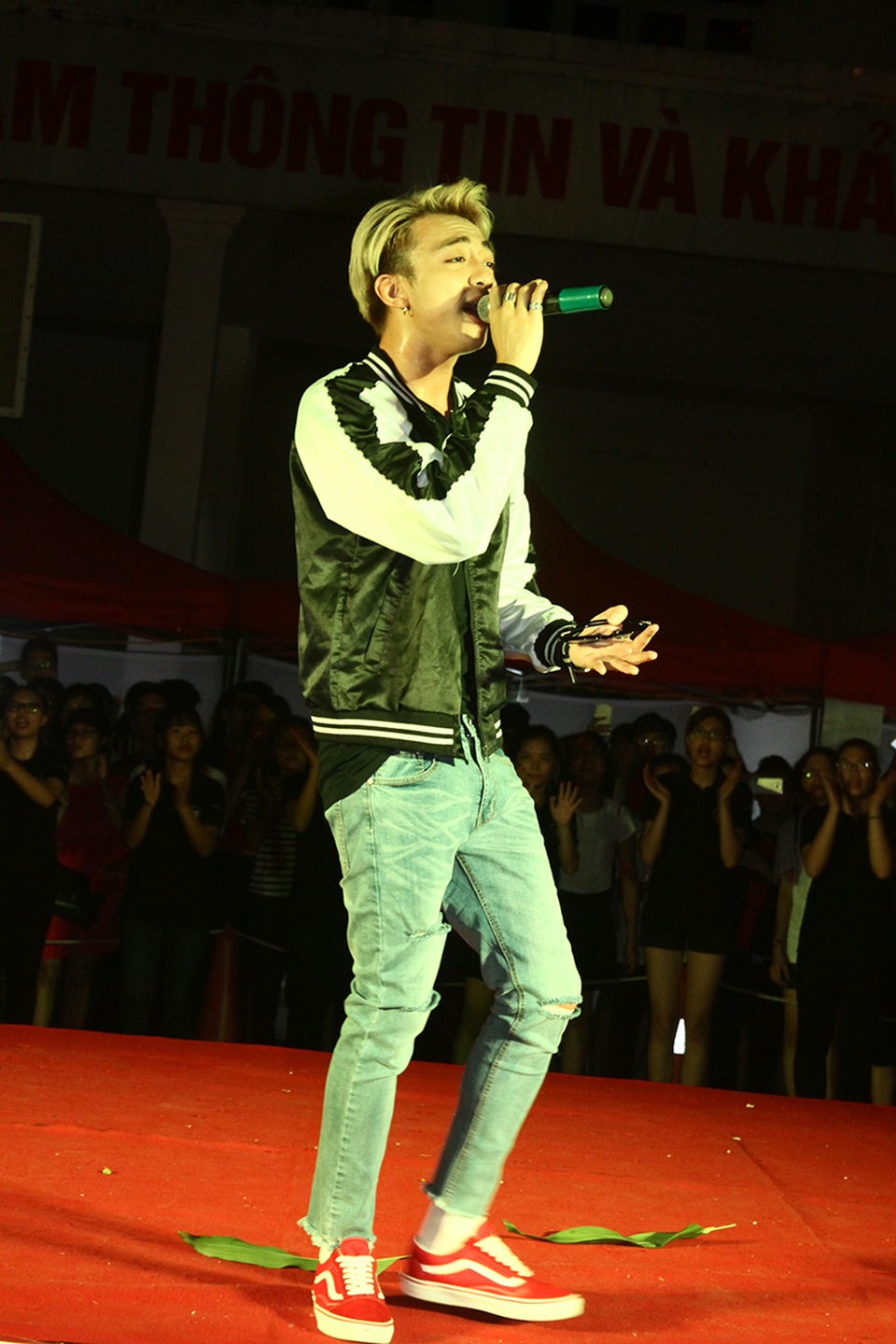 Soobin Hoàng Sơn trên sân khấu chào mừng tân sinh viên Ngoại thương 2016.