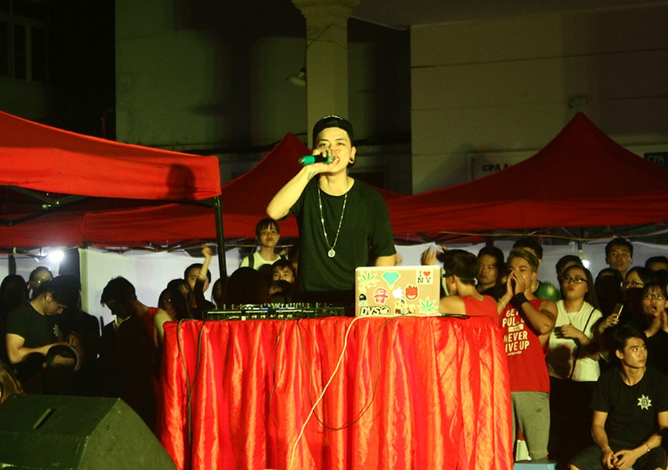 DJ Huy Chè là người nổi lửa cho đêm tiệc của sinh viên Ngoại thương.