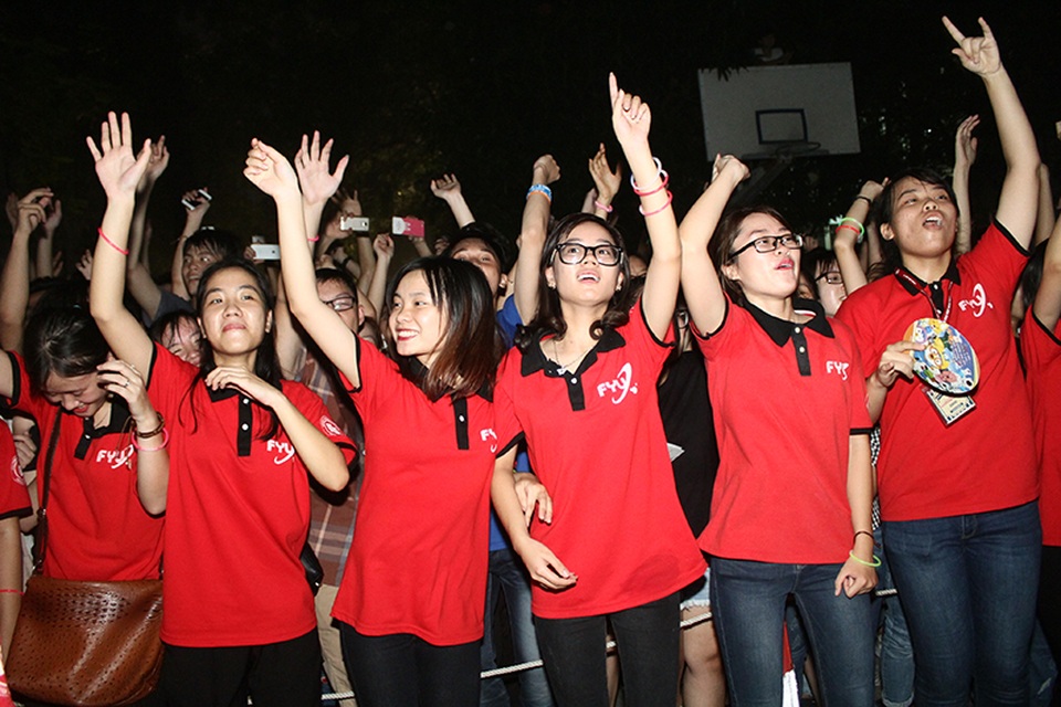 Nữ sinh Ngoại thương cổ vũ cho những anh chàng 6 múi