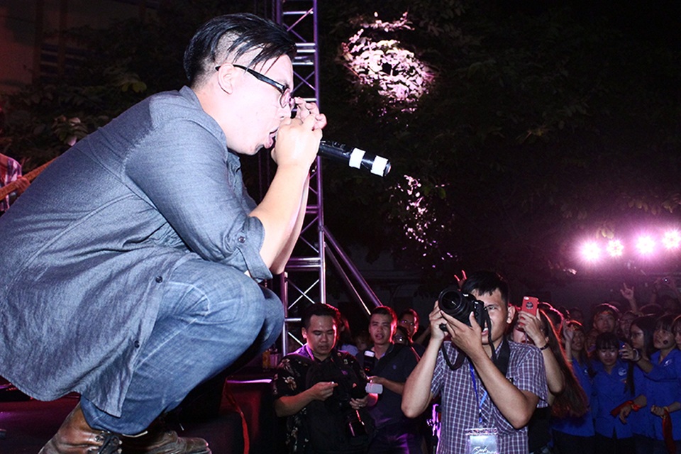 Sự nhiệt tình của các rocker thể hiện qua cách biểu diễn và giao lưu cùng khán giả.