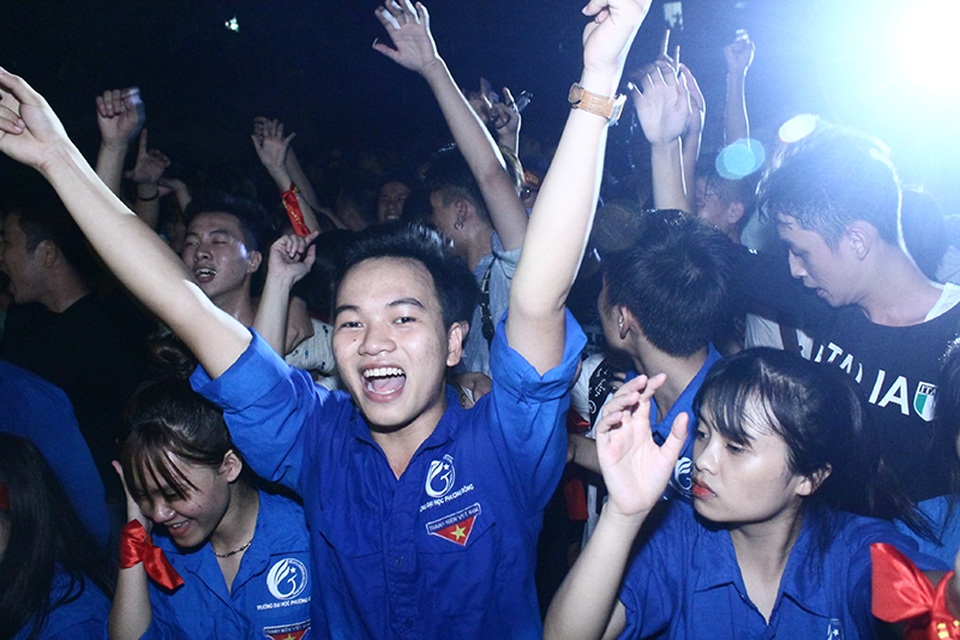 Sinh viên Đại học Phương Đông là những người nhiệt tình nhất vì đóng vai trò là chủ nhà đón tiếp đông đảo sinh viên các trường đại học, cao đẳng tới tham gia đêm hội rock.