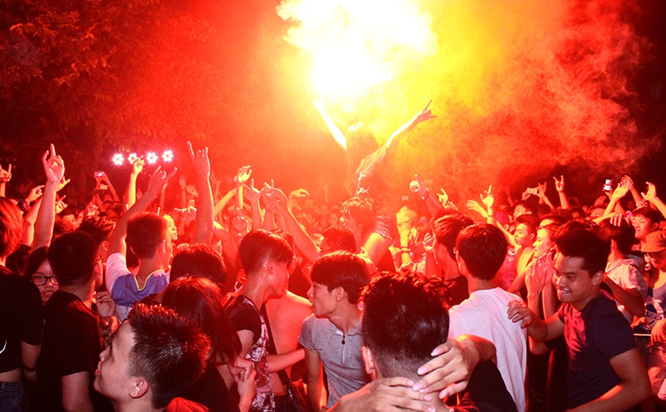 Các bạn trẻ quậy hết mình trong đêm nhạc rock.