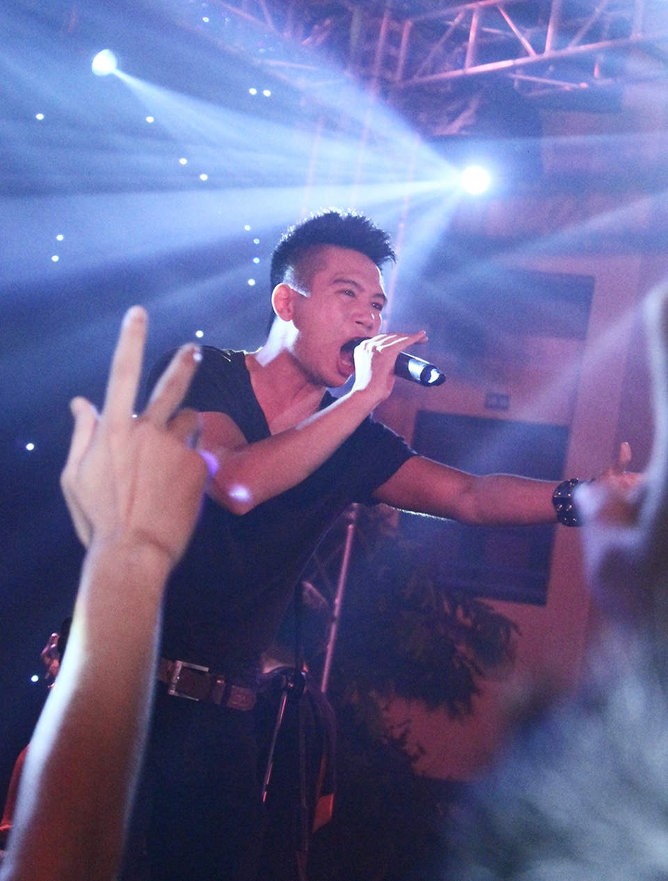 Trưởng nhóm Ngũ Cung - ca sĩ Hoàng Hiệp là linh hồn của nhóm và cũng là thần tượng của rất nhiều fan rock Việt.