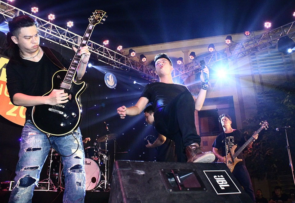 Cái tên Ngũ Cung được khán giả gào thét giữa giai điệu của các bài hát.