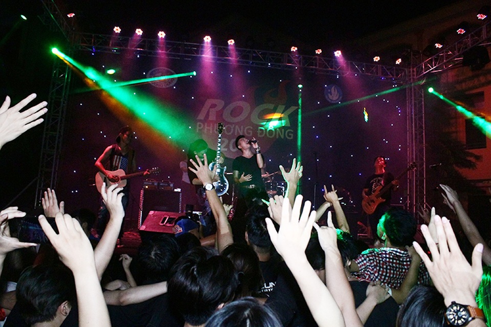 Fans nhạc rock từ khắp nơi cũng đổ về đây để cùng đắm say.