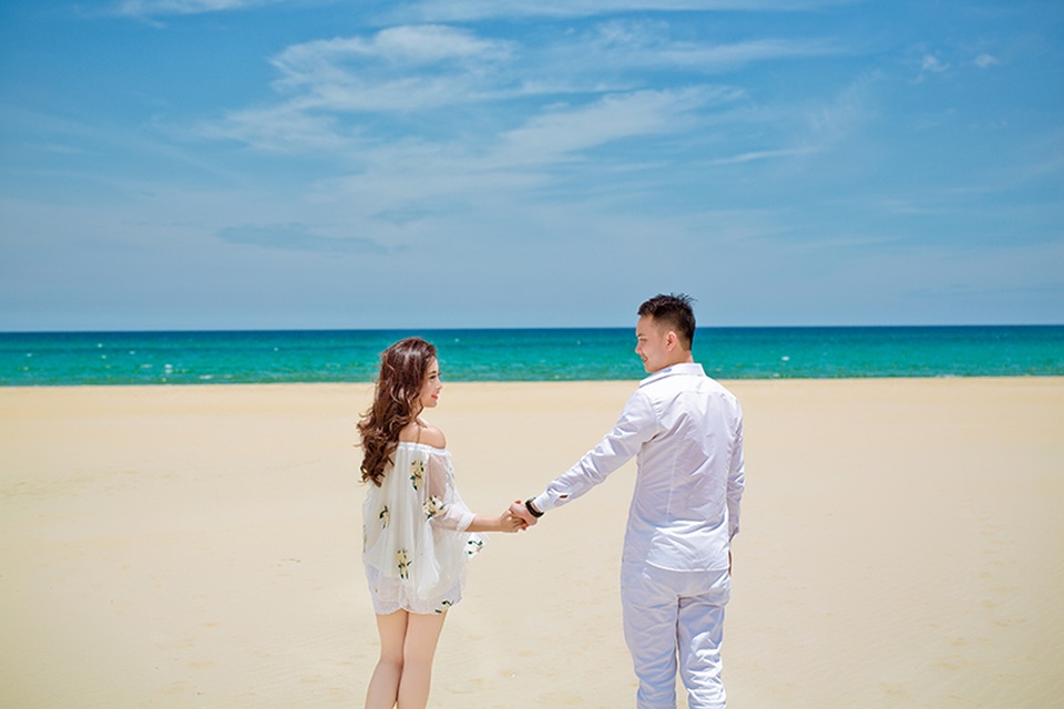 Ảnh cưới đẹp của cặp đôi được hứa gả từ thưở lên 5 - 11 Để chuẩn bị cho ngày trọng đại, Hoàng Yến và Lâm Duy đã ghi lại những khoảnh khắc hạnh phúc ở thành phố Đà Nẵng xinh đẹp.