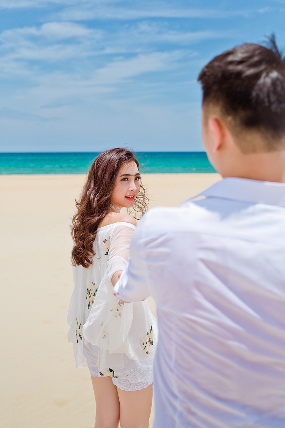 Ảnh cưới đẹp của cặp đôi được hứa gả từ thưở lên 5 - 2 Thưở còn bé, Duy và Yến rất hay đối chọi với nhau nhưng lại thường bị cha mẹ ép mặc đồ đôi. Sau này, khi tình cờ xem lại những tấm hình cũ, họ mới nhận ra cả hai thường mặc áo màu giống nhau vào những dịp đi chơi chung.