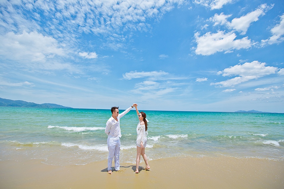 Ảnh cưới đẹp của cặp đôi được hứa gả từ thưở lên 5 - 4 Mãi đến 12 năm sau, cặp đôi tình cờ gặp lại trong một lần Yên về Việt Nam cùng bố mẹ. Lần tái ngộ này, Lâm Duy đã thực sự ấn tượng với sự dịu dàng, nữ tính của Hoàng Yến. Về phía mình, Yến cũng rung động trước sự lột xác của người bạn thuở thơ ấu.