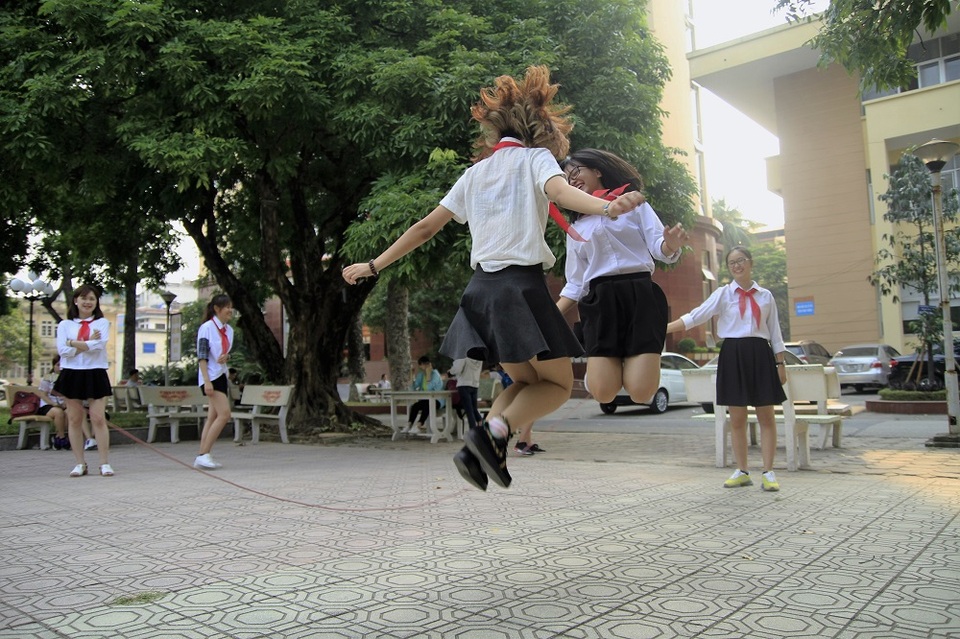 Cứ giờ ra chơi là chúng tớ lại đi nhảy dây, đá cầu