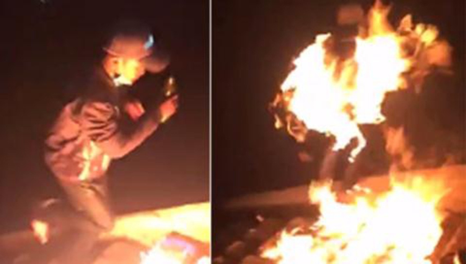 Hình ảnh thanh niên tự thiêu ở chân cầu Tân Hóa, TP. HCM sau khi đăng status: Đủ 40k like tôi đổ xăng từ trên người xuống, lấy hộp quẹt tự đốt người rồi nhảy cầu Tân Hóa! Đủ like sẽ làm, tôi nói là làm. Share mạnh để có cái hay hấp dẫn mà xem.