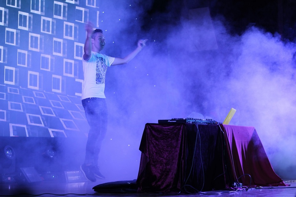 DJ Mix - C mở đầu đêm Đại nhạc hội với màn trình diễn vô cùng sôi động