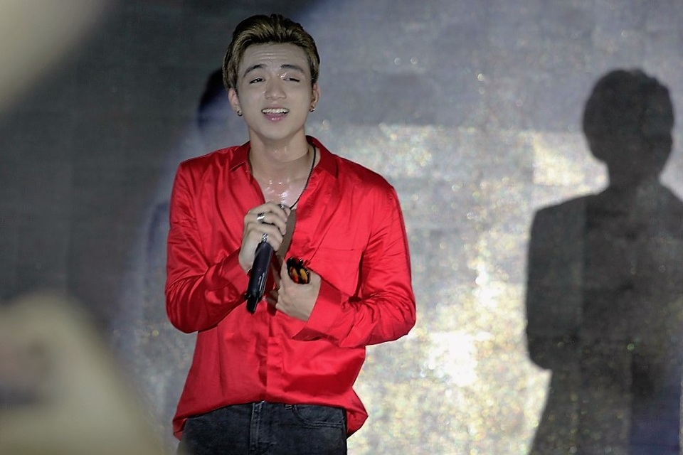 
Sự xuất hiện của nam ca sĩ khách mời Soobin Hoàng Sơn khiến không khí sôi động hơn bao giờ hết. Mặc dù Soobin chia sẻ rằng rất mệt sau chuyến bay dài nhưng nam ca sĩ vẫn cháy hết mình với sinh viên Báo chí
