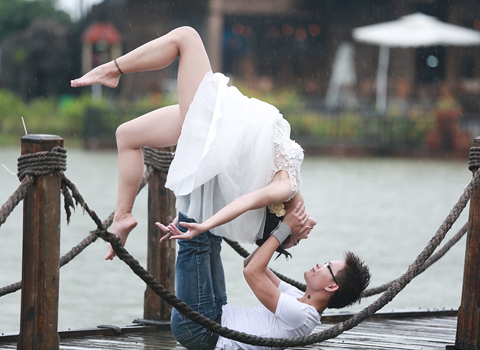 Đây là bức ảnh cưới của cặp đôi huấn luyện viên Yoga nổi tiếng Đất Cảng. Anh Đặng Kim Ba (thường gọi là Kim, sinh năm 1988) và chị Vũ Ngọc Anh (sinh năm 1993) là hai huấn luyện viên môn Yoga ở Hải Phòng. Huấn luyện viên Kim Ba còn là Trưởng ban phát triển phong trào của Hội Yoga Hải Phòng.