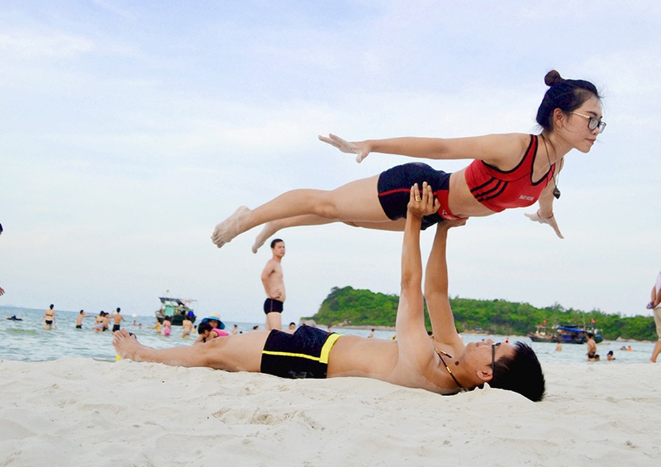 Ảnh cưới và đời thường độc đáo của cặp đôi HLV Yoga - 6 “Cũng chả hiểu sao tự nhiên lúc ấy lại nghĩ đến vợ mình. Chắc một phần nhỏ là do vợ mình tập vận động môn này khá tốt, còn lại phần lớn chắc do duyên số. Thế là mình chủ động ngỏ lời muốn tập đôi với vợ để chụp ảnh. Chẳng ngờ hai người lại cùng sở thích chụp ảnh nên lần này hợp tác với nhau khá ăn ý. Sau buổi chụp ảnh hôm ấy, có lẽ khoảng cách của 2 người cũng gần gũi hơn một chút, nên mình lại đề nghị tập liên tục với nhau để làm bài biểu diễn Arco Yoga, vừa độc vừa lạ. Cô vợ mình nghe đến biểu diễn cũng hào hứng lắm, đồng ý luôn. Thế là hàng ngày, cứ sau mỗi buổi dạy chúng mình lại cùng nhau tập luyện”, anh Kim Ba kể.