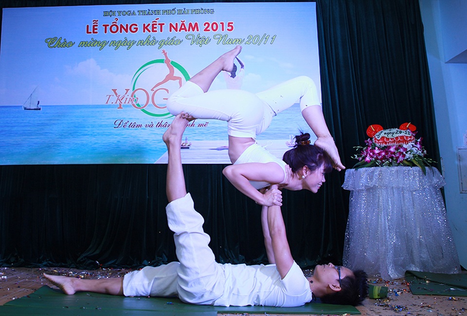 Ảnh cưới và đời thường độc đáo của cặp đôi HLV Yoga - 9 Có một lần duy nhất hai người cãi nhau to, chị Ngọc Anh đòi chia tay. Anh Kim Ba kể: “Lần đầu đứng trước tình huống như vậy, mình không biết xử trí sao. Mình chỉ nghĩ, 2 người đang yêu nhau sao mà lại dễ nói chia tay như thế. Mà chia tay như thế là có còn yêu nhau nữa không nhỉ. Lúc này mình chỉ biết đi tìm quân sư để được tư vấn. Sau đó mình chủ động tìm gặp vợ, yêu cầu nói chuyện nghiêm túc và rõ ràng, giải quyết mấu chốt câu chuyện dẫn đến cãi nhau. Và chốt lại mình chủ động xin lỗi làm lành thế là 2 người lại vui vẻ như cũ. Được biết mấy hôm ấy vợ cũng khóc nhiều lắm. Khi hiểu ra, hai chúng mình móc tay với nhau không bao giờ được nhắc đến từ chia tay nữa”.
