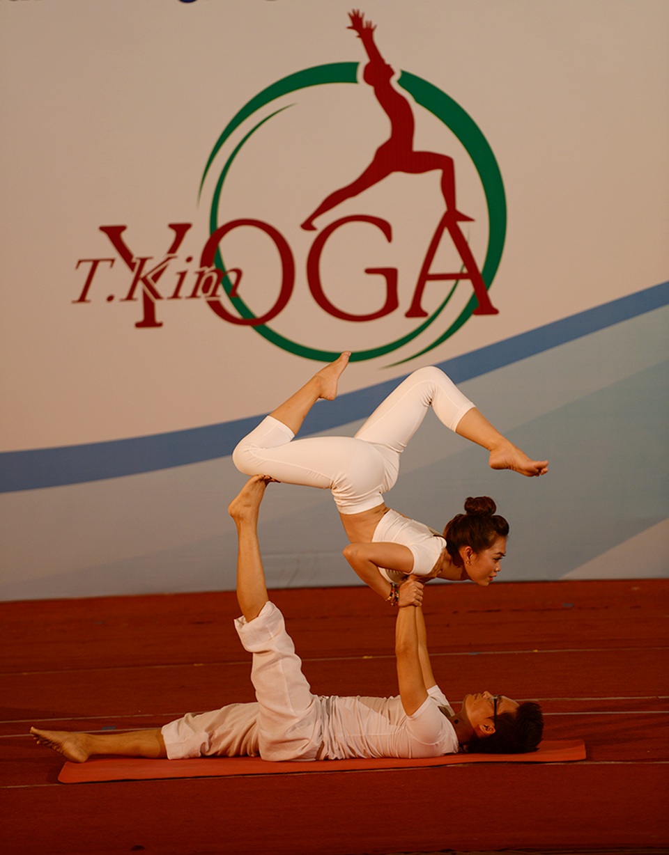 Qua một khoảng thời gian dài cặp đôi này cùng hoạt động trong Hội Yoga Hải Phòng mà chẳng ai nói chuyện với ai. Cho đến một lần Hội có buổi chụp hình Yoga, anh Kim Ba có ý tưởng chụp Acro Yoga (1 nhánh trong Yoga) vì lúc ấy ở Việt Nam chưa mấy ai tập nhánh Yoga này nên anh muốn tìm 1 bạn nữ tập cùng.