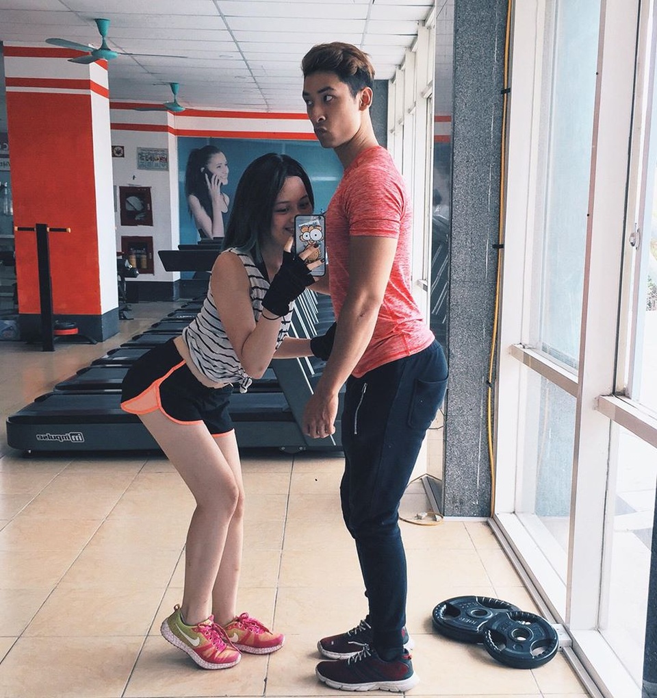 Thùy Anh “Bộ tứ 10A8” ngọt ngào bên bạn trai người mẫu - 4 Và sự trở lại của Thùy Anh sau một thời gian dài đã khiến nhiều người từng yêu mến vai diễn Phan Linh ngỡ ngàng. Không còn là nét lí lắc, nhí nhảnh của một cô nữ sinh, Thùy Anh ngày hôm nay đã trở thành một thiếu nữ hiện đại, gợi cảm và cực kỳ cá tính. Điều ấy thể hiện qua trang phục, kiểu tóc, thần thái và cũng chính là cách lựa chọn các vai diễn tiếp theo của cô diễn viên trẻ.