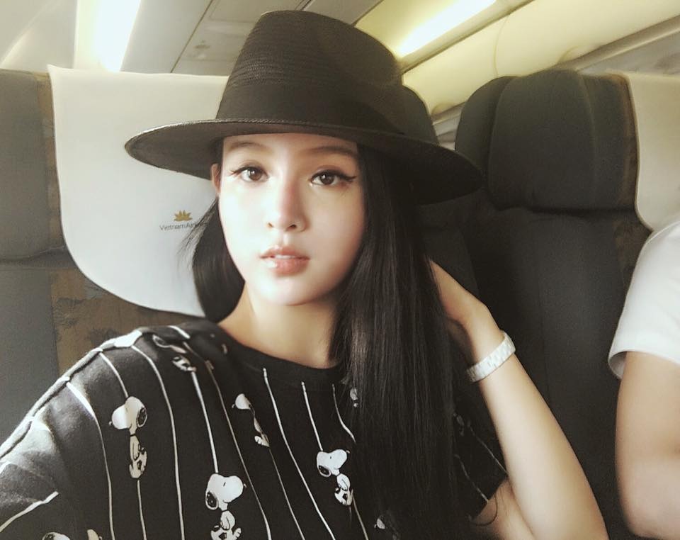Loạt hot girl đời đầu làm gì sau khi “bỏ cuộc chơi”? - 5 Kể từ đó, người ta không thấy hình ảnh Huyền Baby trên các sân khấu ca nhạc nữa mà thay vào đó là những chuyến du lịch sang chảnh bậc nhất. Cô nàng từng chia sẻ trong một bài phỏng vấn hiếm hoi rằng sau khi kết hôn, công việc chính của mình là giúp chồng quản lý chuỗi khách sạn đình đám có tiếng Sài Gòn.