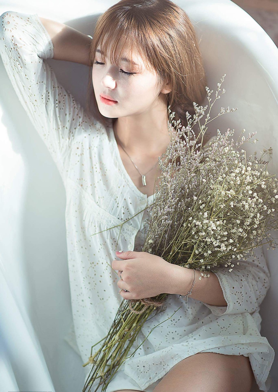 
Lê Thu Hương sinh năm 1993, là cựu sinh viên ĐH Văn hóa Hà Nội. Cô từng nổi tiếng trên mạng bởi một bức ảnh cô mặc đồ dân tộc Hmông trông rất xinh đẹp. Khi đó, rất nhiều người đã nhầm tưởng Thu Hương là người dân tộc thiểu số nên đặt cho cô nick-name hot girl dân tộc.
