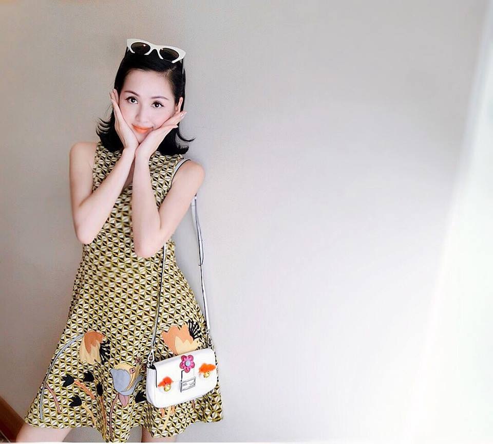 Loạt hot girl đời đầu làm gì sau khi “bỏ cuộc chơi”? - 7 Nhắc tới Tâm Tít thì có lẽ không còn ai phải thắc mắc về độ “hot” nữa. Gương mặt với các đường nét hoàn hảo “không góc chết” có lẽ là thứ vũ khí giúp cô nàng chiếm trọn tình cảm của người đối diện ngay từ ánh nhìn đầu tiên. Cô cũng là một trong số những hot girl gốc Bắc hiếm hoi đạt được thành công nhất định sau khi Nam tiến.