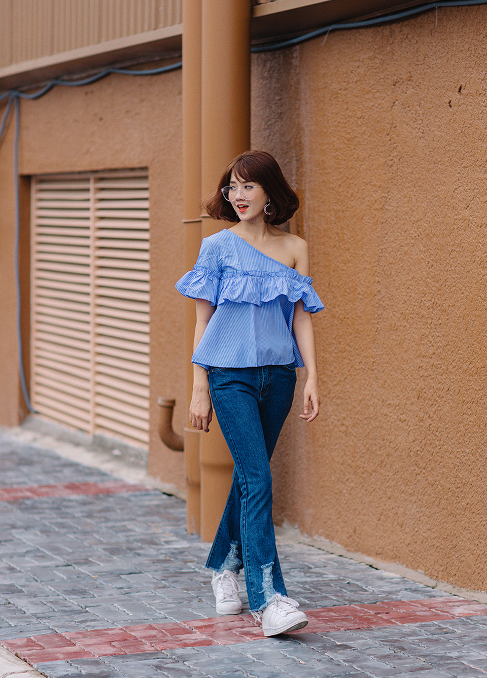 Hot girl sinh năm 1994 có biệt danh là Xíu, sở thích là chơi game, nghe nhạc EDM và xe mô-tô. So với những hot girl cùng thời hiện nay, Xíu được nhận xét là cô gái có cá tính mạnh.