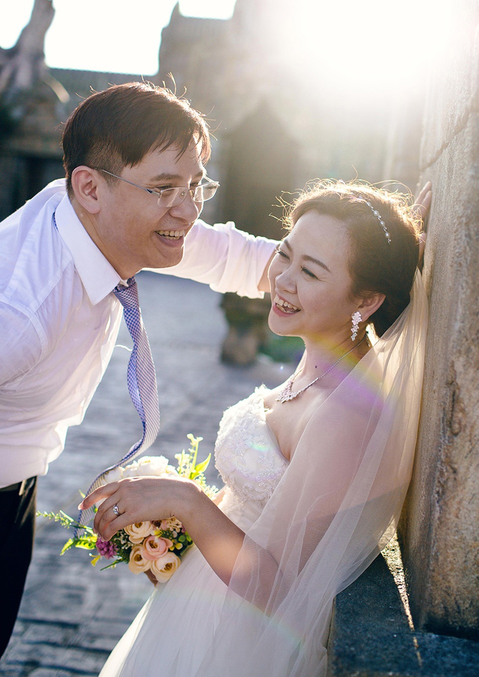 Ảnh cưới lãng mạn của cặp đôi "tỏ tình và cầu hôn 2 trong 1" - 3 Không ngờ càng tiếp xúc nhiều thì càng thấy mến nhau hơn, rồi tình yêu đến từ lúc nào không hay. “Vì hai bọn mình đều đã lớn tuổi nên tình cảm không “xì-tin” như các bạn trẻ 9X bây giờ nữa, thành ra từ khi tìm hiểu cho đến lúc quyết định yêu, mọi thứ đến đơn giản và tự nhiên lắm. Đến giờ, bạn bè vẫn hay trêu là may quá hai đứa ế gặp được nhau”, Huyền vui vẻ chia sẻ.