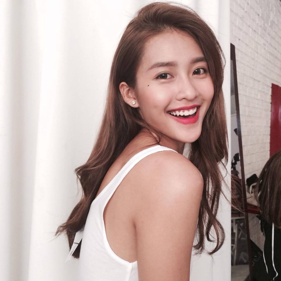 Nhắc tới Khả Ngân người ta sẽ nhớ ngay tới một khuôn mặt xinh đẹp hoàn hảo “không góc chết” và nổi bật trên đó là nụ cười tỏa nắng. Đó chính là lý do tại sao mỗi bức hình của Khả Ngân luôn “sáng bừng”, trẻ trung và tràn trề năng lượng. Nickname “boxing girl” cũng cực kỳ phù hợp với hình ảnh rạng rỡ và khỏe khoắn ấy.