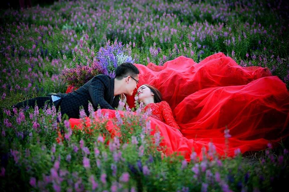 
Khi học cấp 3, nữ MC chỉ tập trung học tập, tham gia hoạt động ở trường. Nhưng một cô gái mơ mộng cũng mong khi lên đại học sẽ tìm được một người bạn trai đẹp trai, môi mỏng quyến rũ (vì thích tài tử điện ảnh Huỳnh Hiểu Minh), mặc vest đẹp, tính cách thì trong ấm ngoài lạnh. Nhưng thực tế Hằng lại chọn trúng một anh chồng lệch gần hết các tiêu chuẩn: vừa cao vừa gầy, vừa hơi “xí trai”, vai xuôi ngực lép, bụng to (cười), nhưng anh tốt tính và có đầu óc nên luôn được mọi người quý trọng.
