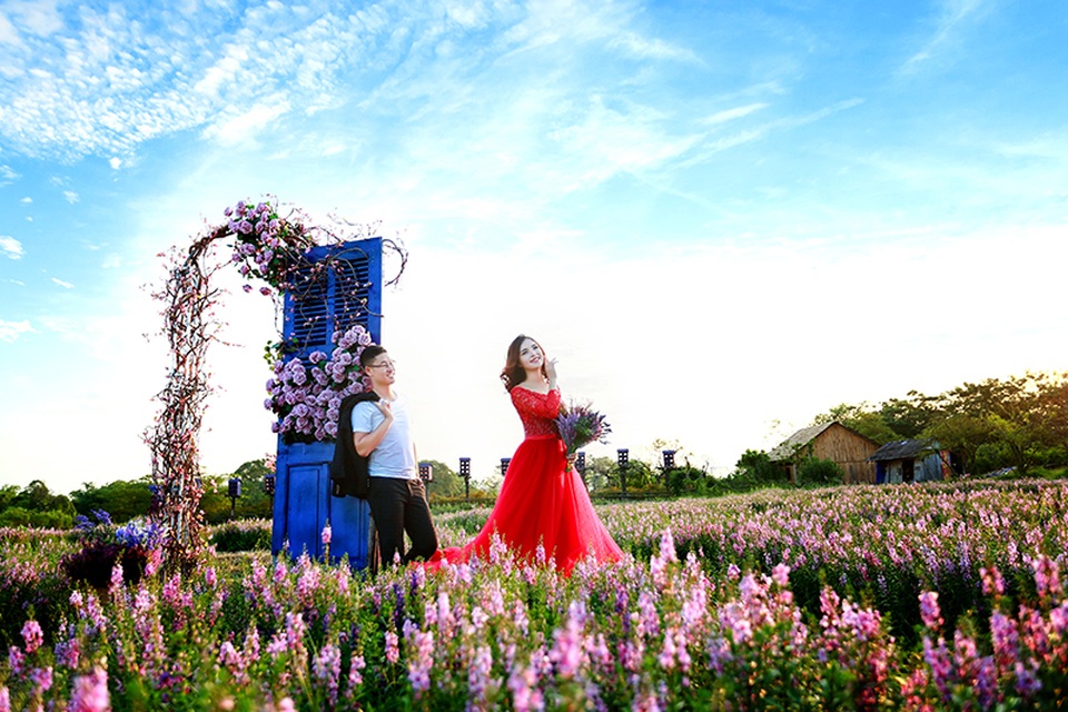 Nói về nick-name “Chị Kính Hồng” đáng yêu, Hằng nghĩ nó sẽ theo cô còn dài dài khi cô vẫn nhí nhảnh, vẫn dẫn chương trình trẻ em, vẫn đi dạy học MC nhí trong thời gian rảnh. Nhiều anh chị gọi quen là Hằng Kính Hồng. Cô nói rằng cô phải cảm ơn nhân vật Chị Kính Hồng, cảm ơn anh chị ekip “Chúc bé ngủ ngon” đã mang đến cơ hội cho cô, giúp cho cô đạt được rất nhiều điều trong cuộc sống. Chương trình giờ không còn nữa nhưng chắc chắn “Chúc bé ngủ ngon” vẫn là một cái tên ăn sâu vào tâm trí của nhiều người, một chương trình tiêu biểu dành cho thiếu nhi, và Hằng may mắn được khép lại những trang cuối cùng của chương trình này.