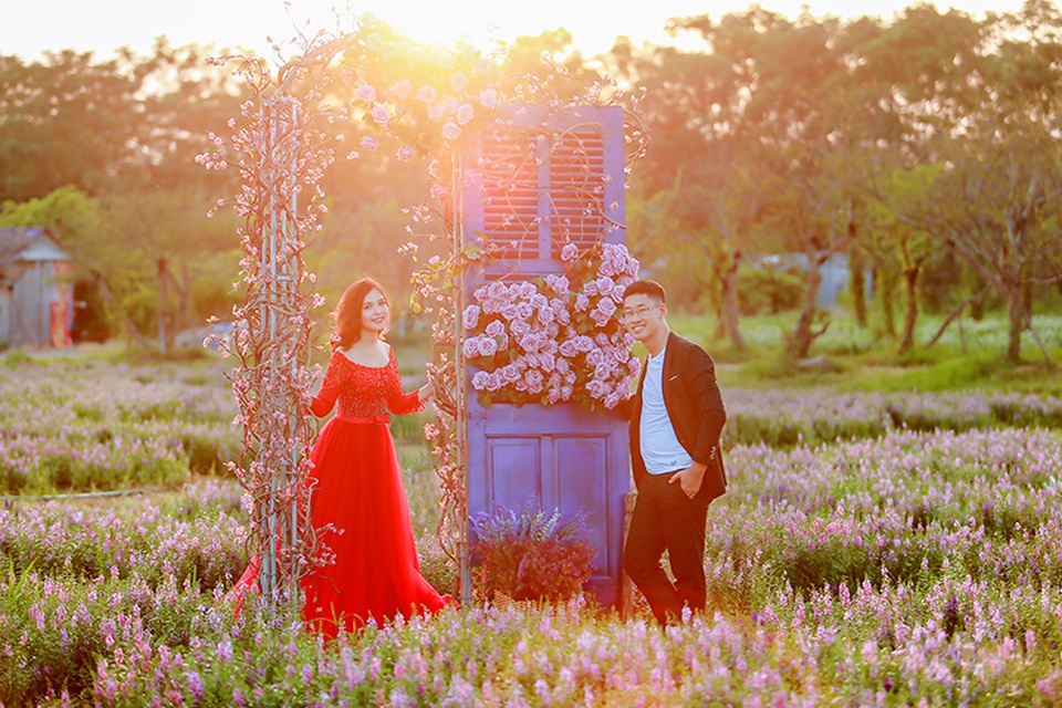 
Suốt 5 năm, kỷ niệm tình yêu mà Nguyễn Hằng nhớ nhất là dịp Valentine năm 2013. Cô kể: “Khi đó trùng với dịp nghỉ Tết, anh đi xe máy từ Hà Nội về Bắc Ninh với mình, đón người yêu đi dạo. Khổ nỗi về “tay không’’ chẳng hoa hồng, chẳng sô-cô-la trong khi mình vừa xem trên Facebook đứa bạn được người yêu tặng quà thích lắm, thế là chẳng thèm biết tâm ý người yêu vất vả đường xa giá lạnh, mình quay ra dỗi. Sau đó mình phải chủ động xin lỗi vì giận “vớ vẩn quá”.
