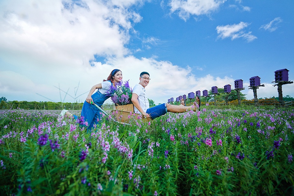 MC xinh đẹp của "Chúc bé ngủ ngon" chuẩn bị lên xe hoa - 8
Yêu nhau 5 năm, “thành tích” tốt nhất của nàng Hoa khôi là giúp anh tăng được gần…20kg (cao 1m76, khởi điểm 56kg, giờ được gần 76kg). Nên khi chụp ảnh cưới tại Thảo nguyên hoa (Long Biên), ông xã tự tin hơn nhiều.