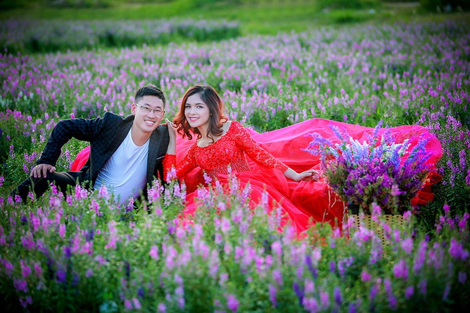 Khi được hỏi rằng ai là người cầu hôn trong hai người, Hằng bày tỏ: Thiệt thòi quá, mình không được cầu hôn. Ngày 3 tháng 9 vừa rồi, theo kế hoạch chồng nói là đã đặt nhẫn, hoa hồng để tặng (nhân dịp sinh nhật lịch dương của Hằng) nhưng tối hôm trước lại quyết định về nói chuyện với ba mẹ mình về việc cưới xin. Hôm sau xong xuôi, khi bố mẹ đồng ý cho rước nàng về dinh, chồng thì nhẹ gánh lo còn mình thì khóc lóc suốt chặng đường từ Bắc Ninh lên đến Hà Nội, không còn tâm ý gì nữa mà nhận quà sinh nhật. Lúc này nói với nhau: đi đặt nhẫn cưới luôn chứ nhẫn đính hôn làm gì nữa.