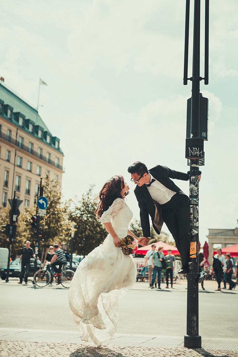Ảnh cưới lãng mạn ở Berlin của cặp đôi Việt kiều Đức - 5 Kể về kỷ niệm đáng nhớ nhất, Thư cho biết: Lần đó, mình bị ốm nặng, phải vào viện để điều trị. Anh đã lên tàu từ sáng sớm để đến chăm sóc mình. Vừa đến nơi được 2 tiếng thì mẹ và em gái mình đến, nên anh lại lủi thủi đi tàu về lại Berlin.