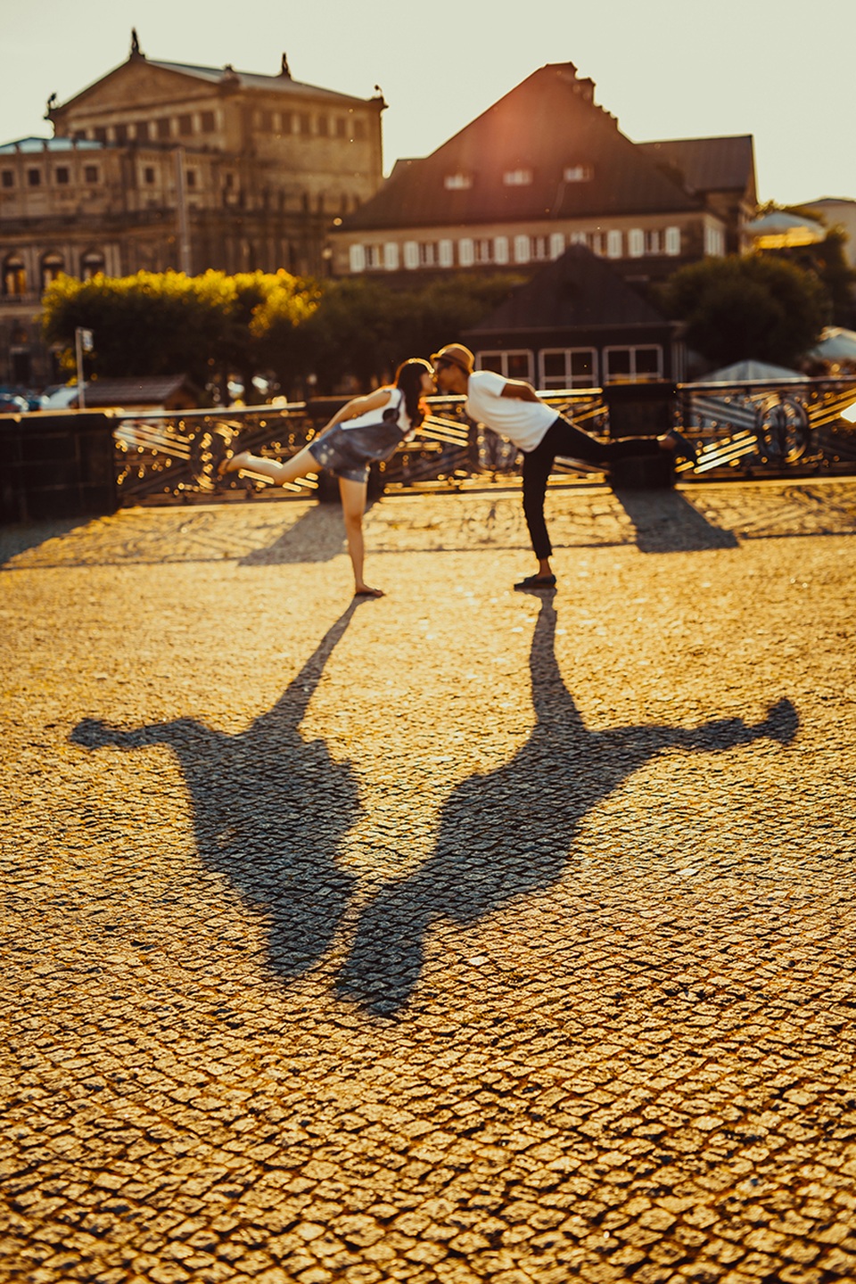 Ảnh cưới lãng mạn ở Berlin của cặp đôi Việt kiều Đức - 1 Cùng sinh sống tại Đức từ nhỏ, Thư và Duy quen biết nhau khi cả hai học chung trường phổ thông ở thành phố Berlin. Ngày ấy, trong trường chỉ vỏn vẹn vài người Việt, vì vậy, bọn mình khá thân thiết và thường xuyên nói chuyện với nhau, Minh Thư chia sẻ.