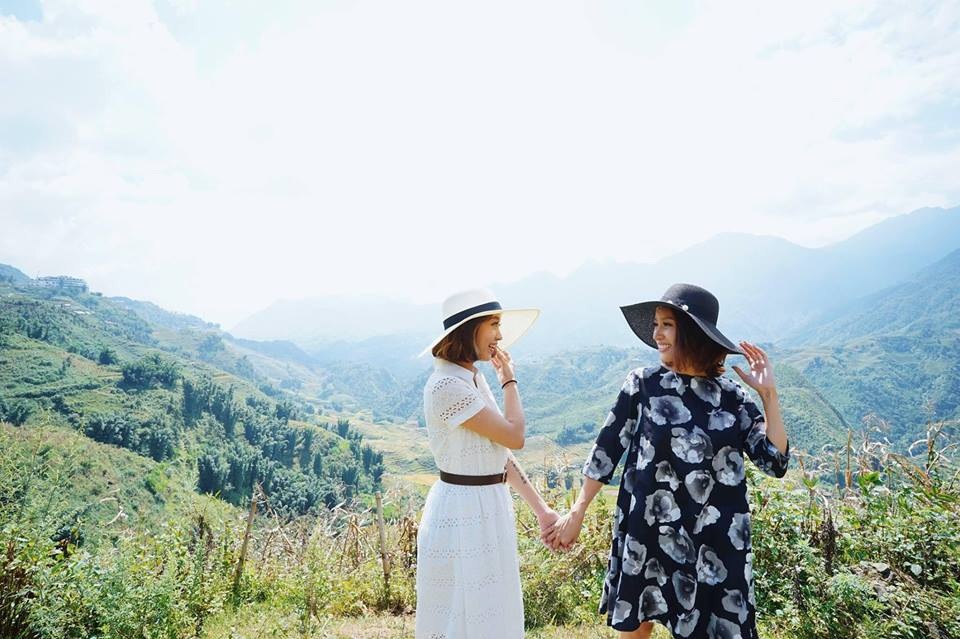 
Sau nhiều năm, tình bạn giữa họ vẫn đẹp như ngày nào. Mới đây, Mi Vân đã có những dòng chia sẻ rất tình cảm dành cho người bạn thân của mình. Cụ thể, cô viết: “2 chị em chơi với nhau ngót nghét đã mười mấy năm, từ khi cả 2 còn là con nai vàng ngơ ngác, cuộc sống tươi đẹp chỉ toàn là màu hồng... Vẫn nhớ như in những chiều lang thang uống trà sữa, đi ăn bún gà, chụp ảnh Hàn Quốc, tâm sự đủ thứ chuyện trên trời dưới bể... Hai Mây hợp nhau về mọi thứ, giống nhau đến giật mình, từ cái tên cho đến hoàn cảnh gia đình, cách sống, 2 chị em ngày đấy ngây thơ như đám mây trắng.
