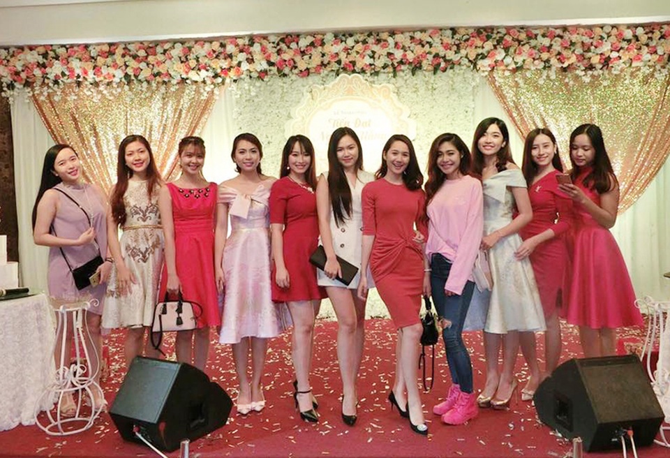 Dàn hoa khôi, mỹ nhân tưng bừng dự đám cưới MC "Chị Kính Hồng" xinh đẹp - 2 Dàn chân dài là các hoa khôi, á khôi các cuộc thi đến dự đám cưới của Chị Kính Hồng Nguyễn Hằng ngày 16/10