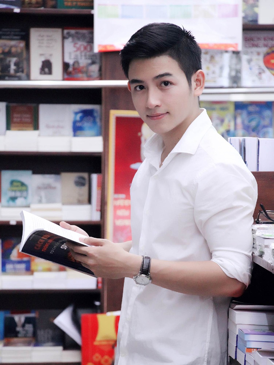 "Soái ca" phát thanh viên: "365 ngày, ngày nào cũng là của phái đẹp" - 6 Nhiều người hâm mộ cũng biết rằng Hải Dương là một người anh trai rất mực yêu thương và chiều chuộng em gái của mình. Hải Dương chia sẻ: “Riêng em gái Dương mong chúc cho em ý sẽ học thật giỏi, luôn trẻ, khỏe và xinh đẹp”.