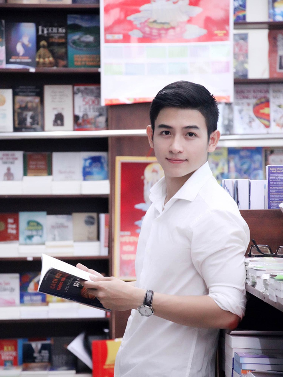 "Soái ca" phát thanh viên: "365 ngày, ngày nào cũng là của phái đẹp" - 4 Bên cạnh nghiệp diễn, Dương vẫn là một phát thanh viên và cũng là một nhiếp ảnh, người mẫu ảnh được yêu thích.