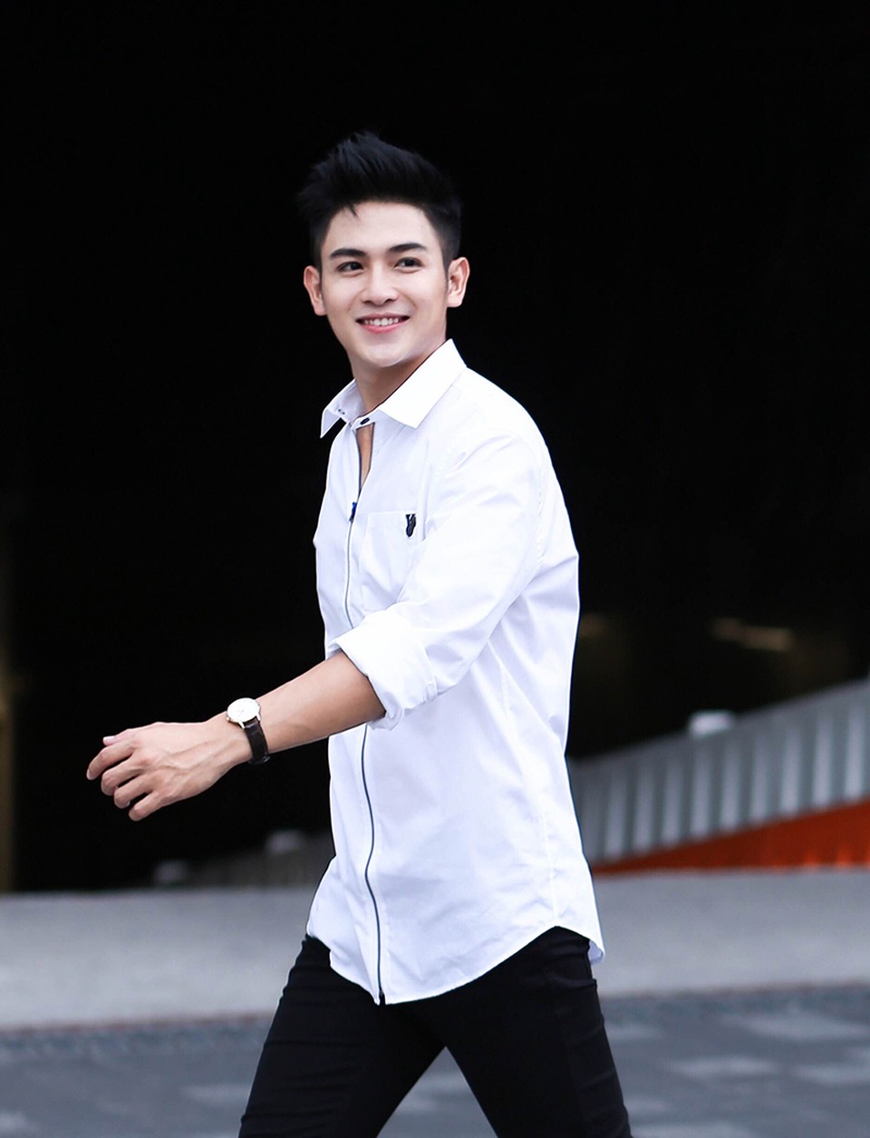 "Soái ca" phát thanh viên: "365 ngày, ngày nào cũng là của phái đẹp" - 9 Bộ ảnh này được Dương cùng một người bạn thực hiện cách đây không lâu. Khi bộ ảnh được anh chia sẻ trên mạng, nhiều bạn trẻ đã gọi anh là soái ca sơ mi trằng.
