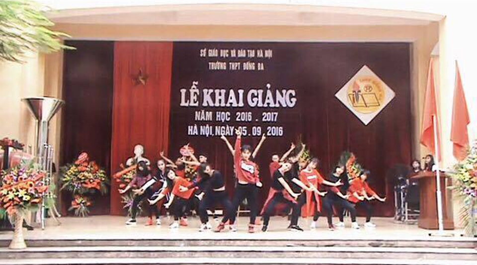 Học sinh sáng tạo điệu nhảy hiện đại trên nền nhạc "Cô Tấm ngày nay" - 1 UZ Crew biểu diễn trong chương trình khai giảng của trường (Ảnh: Khánh Linh)