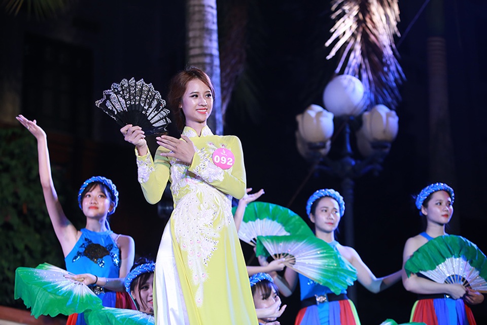 Màn trình diễn áo dài được đầu tư công phu với dàn múa phụ hoạ.