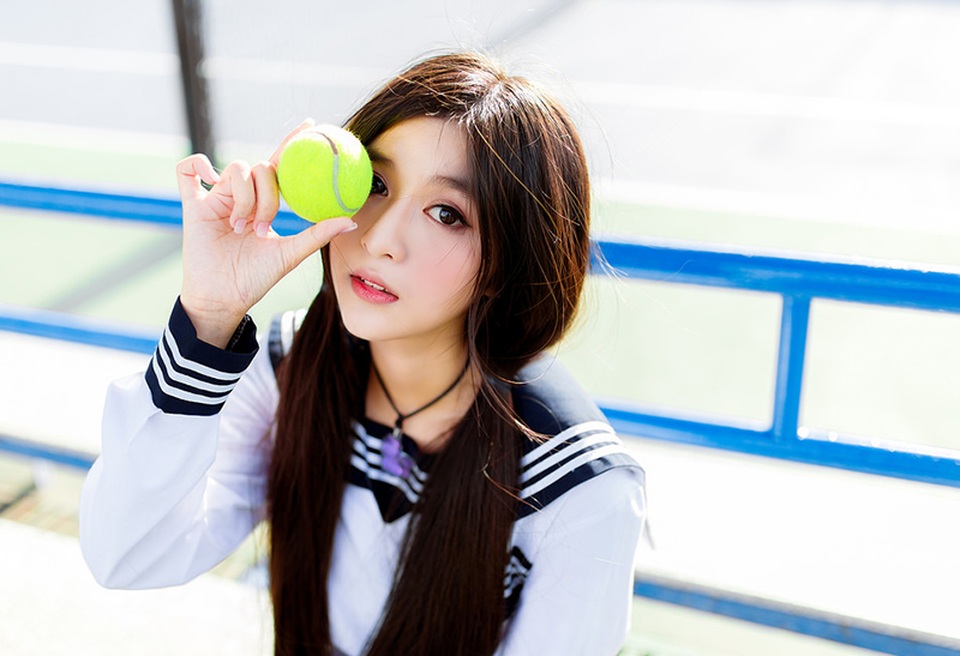 “Hot girl mắt to” sinh năm 1999 đóng phim từ khi 5 tuổi - 3 Đến nay Quỳnh đã tham gia tất cả trên dưới 30 bộ phim với những vai lớn và nhỏ khác nhau. Nhờ chăm chỉ và không ngừng cố gắng, Quỳnh đã đạt giải thưởng Gương mặt truyền hình triển vọng Ngôi sao xanh cho vai Oanh trong phim “Ầu ơ dí dầu”.