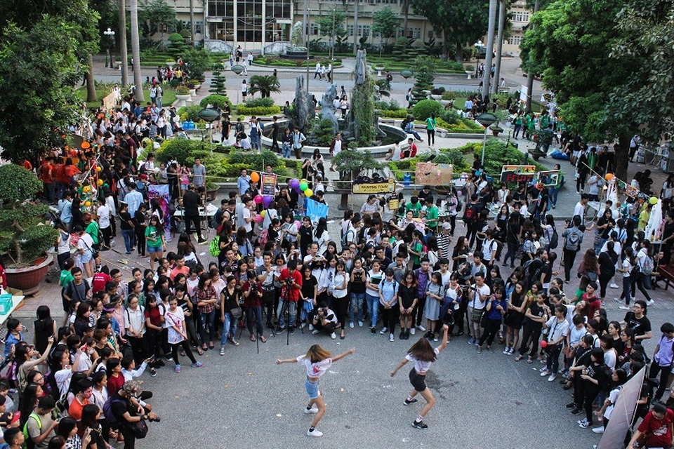 Sinh viên trường Báo mở màn mùa lễ Halloween - 1 Chưa đến giờ bắt đầu đêm hội thế nhưng các bạn sinh viên đã có mặt từ rất sớm tham gia những hoạt động đồng hành