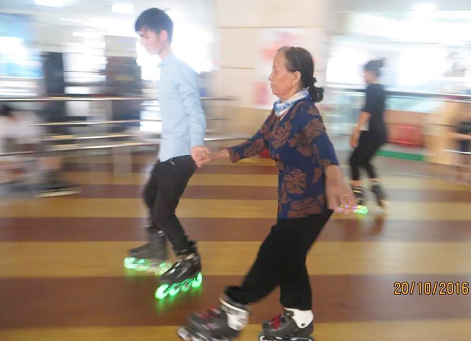 Clip cụ bà 70 tuổi trượt patin điệu nghệ như thanh niên - 1 Anh Hùng Phi là người rủ bà đi Bắc Ninh trượt patin cũng là người chia sẻ đoạn clip