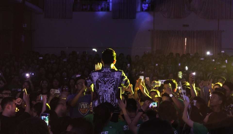 Sinh viên trường Báo mở màn mùa lễ Halloween - 10 Trúc Nhân đứng giữa rừng sinh viên hát cùng với khán giả của mình