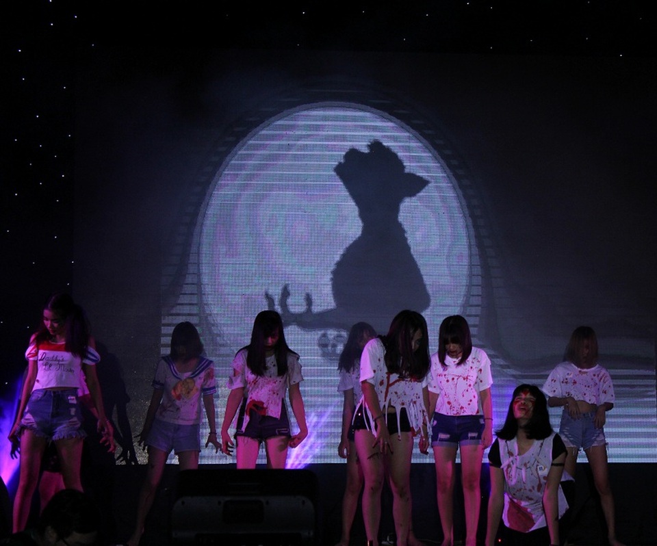 Sinh viên trường Báo mở màn mùa lễ Halloween - 2 Thây ma đẫm máu xuất hiện mở màn mang lại cảm giác rùng rợn ngay từ đầu chương trình