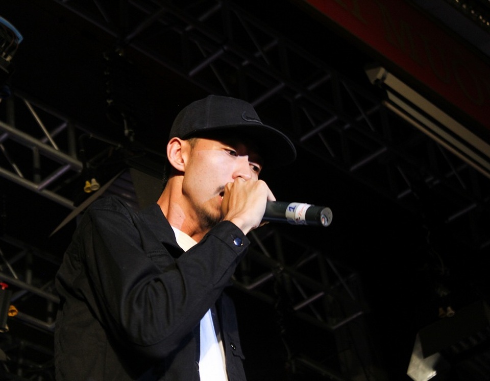 Sinh viên trường Báo mở màn mùa lễ Halloween - 5 Sự xuất hiện của ca sĩ khách mời Đen Vâu từ phía sau cánh gà như hun lên lửa nhiệt trong hội trường.