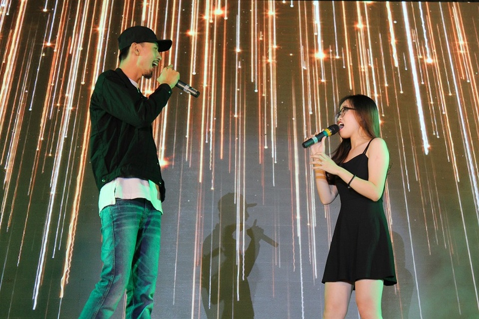 Sinh viên trường Báo mở màn mùa lễ Halloween - 6 Nhiều bạn gái phải ghen tị với màn song ca giao lưu của nữ sinh trường Báo với rapper nổi tiếng