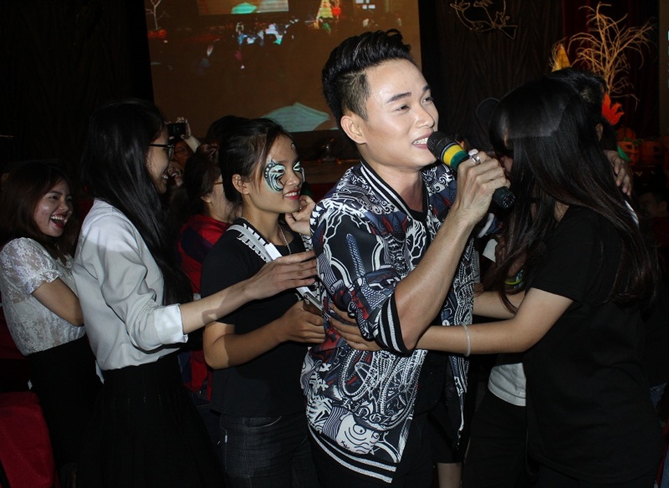 Sinh viên trường Báo mở màn mùa lễ Halloween - 9 Không ngần ngại, anh tiến xuống giao lưu gần phía khán giả