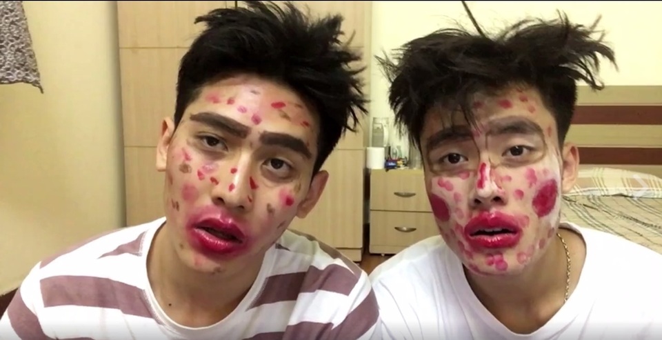 Hai anh chàng hóa trang kinh dị xuất hiện ở đầu clip